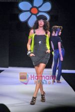 Model walk the ramp for Guru brand in Taj Land_s End on 25th Sep 2009 (22).JPG